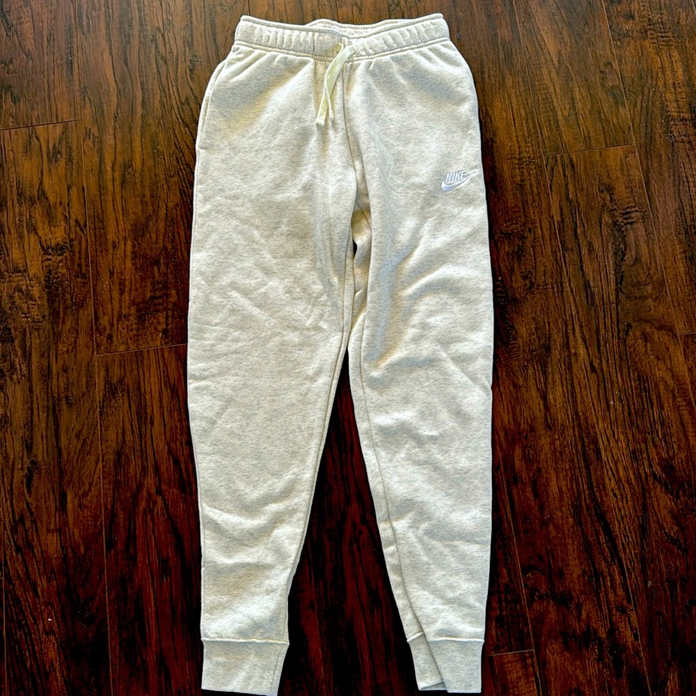 Women’s Nike joggers sweatpants (standard fit)